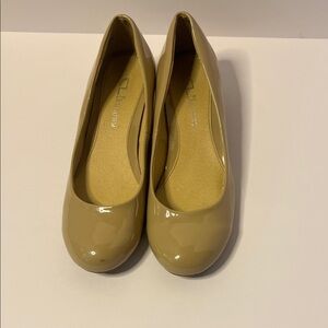 CL by LAUNDRY Elegant Beige Women's Low Wedge Shoe, Size 7.5M